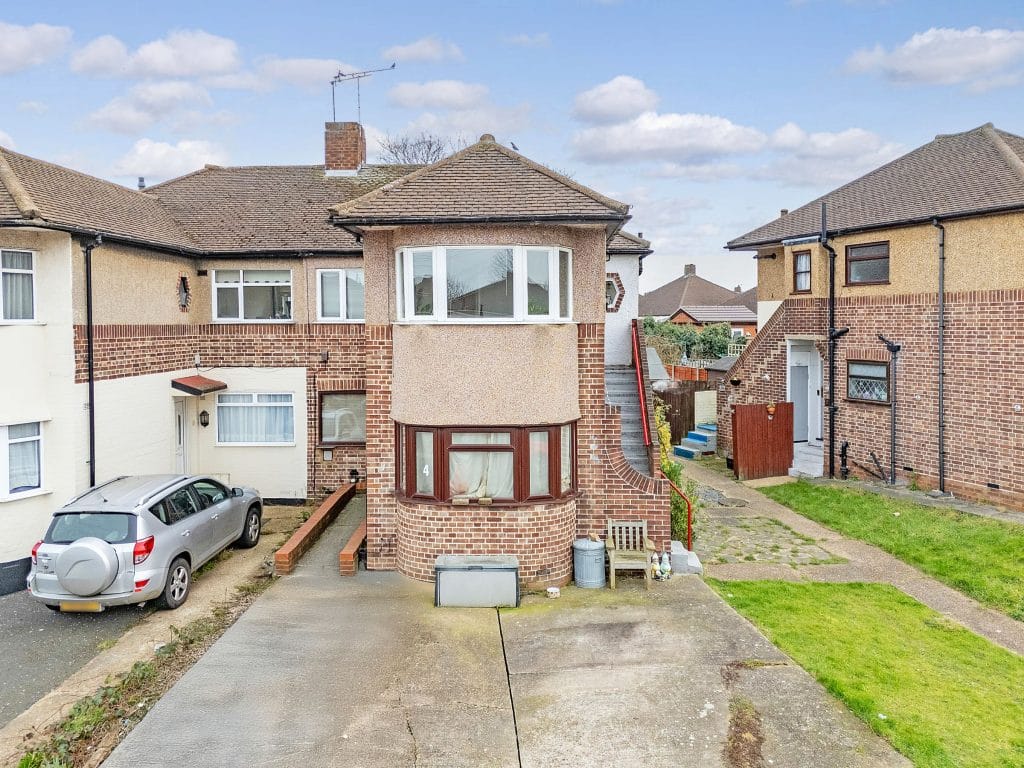 a Erith Crescent, Romford